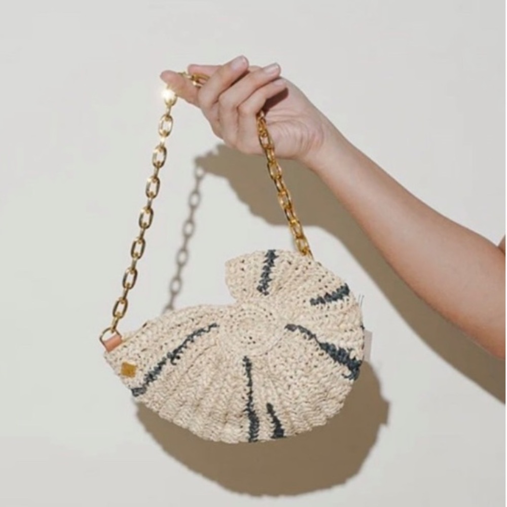Concha woven purse